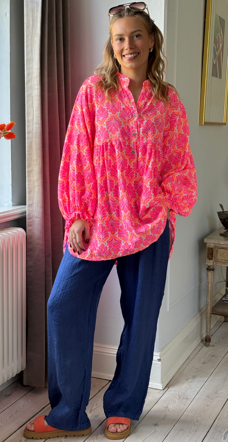 Frida mønstret bluse i musselin med vidde og overskæring pink/orange LikeLondon