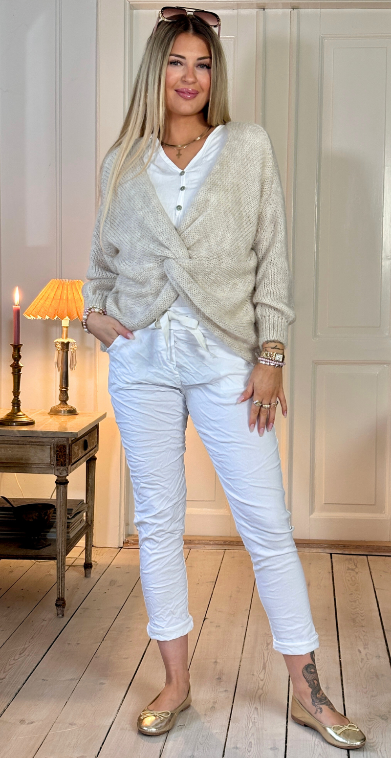 Zinka strik med lange ærmer og knude foran beige LikeLondon