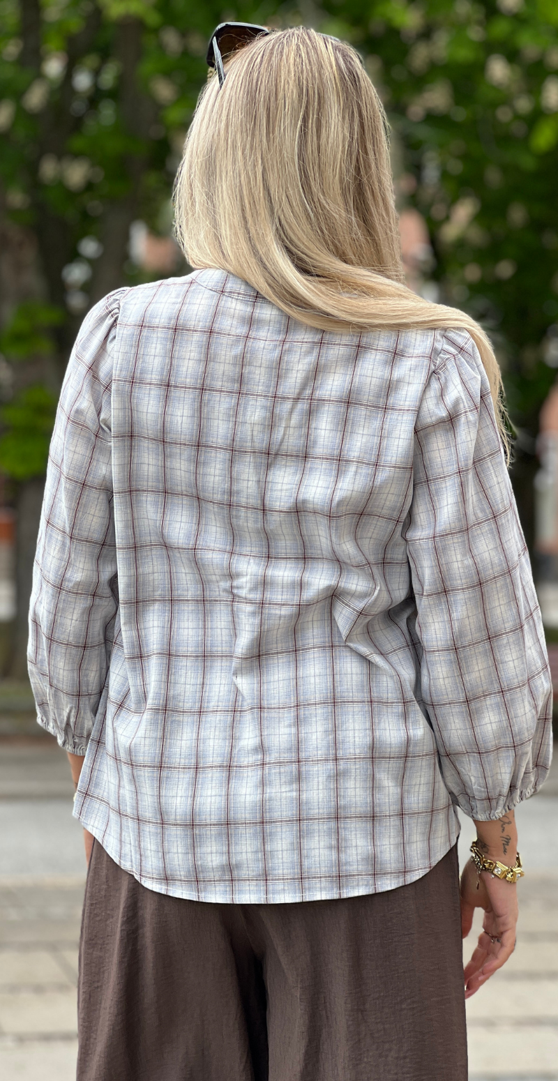Mika gennemknappet skjortebluse med tern star off-white w. baby blue Freequent
