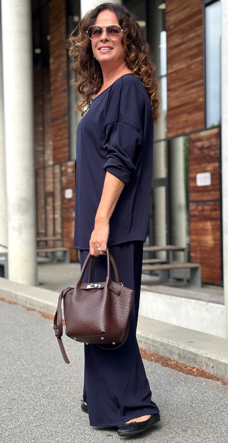 Tessie sæt med struktur og logo fortil bluse og bukser navy LikeLondon