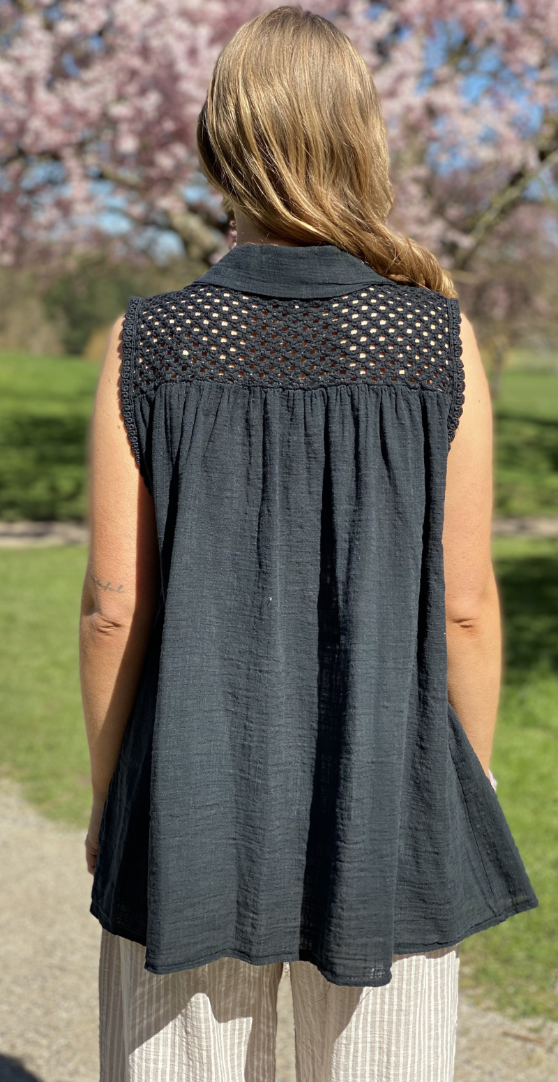 Rinda bluse uden ærmer med peplum og hæklede detaljer sort LikeLondon