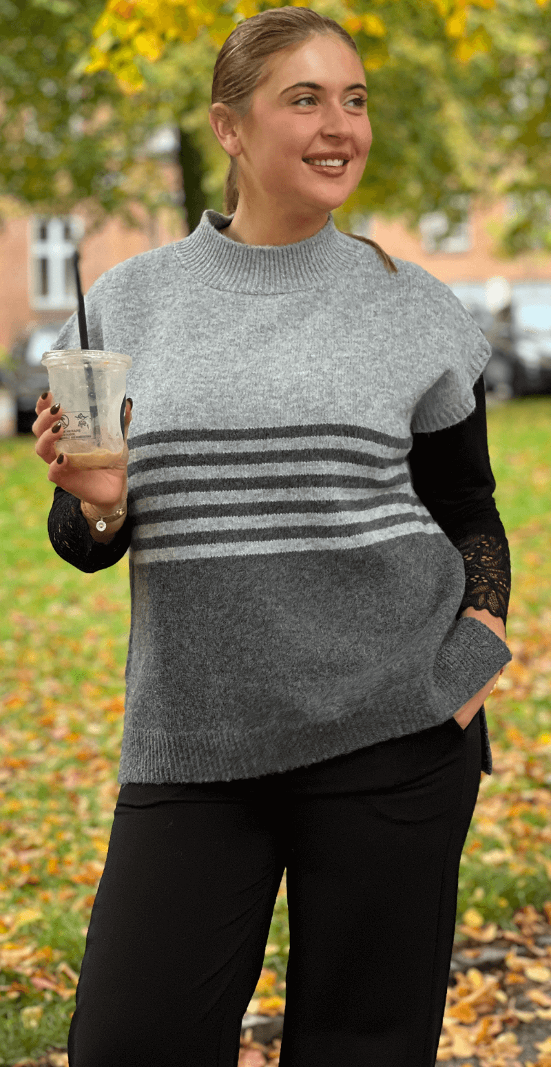 Melinda to-farvet strikvest med striber grå LikeLondon