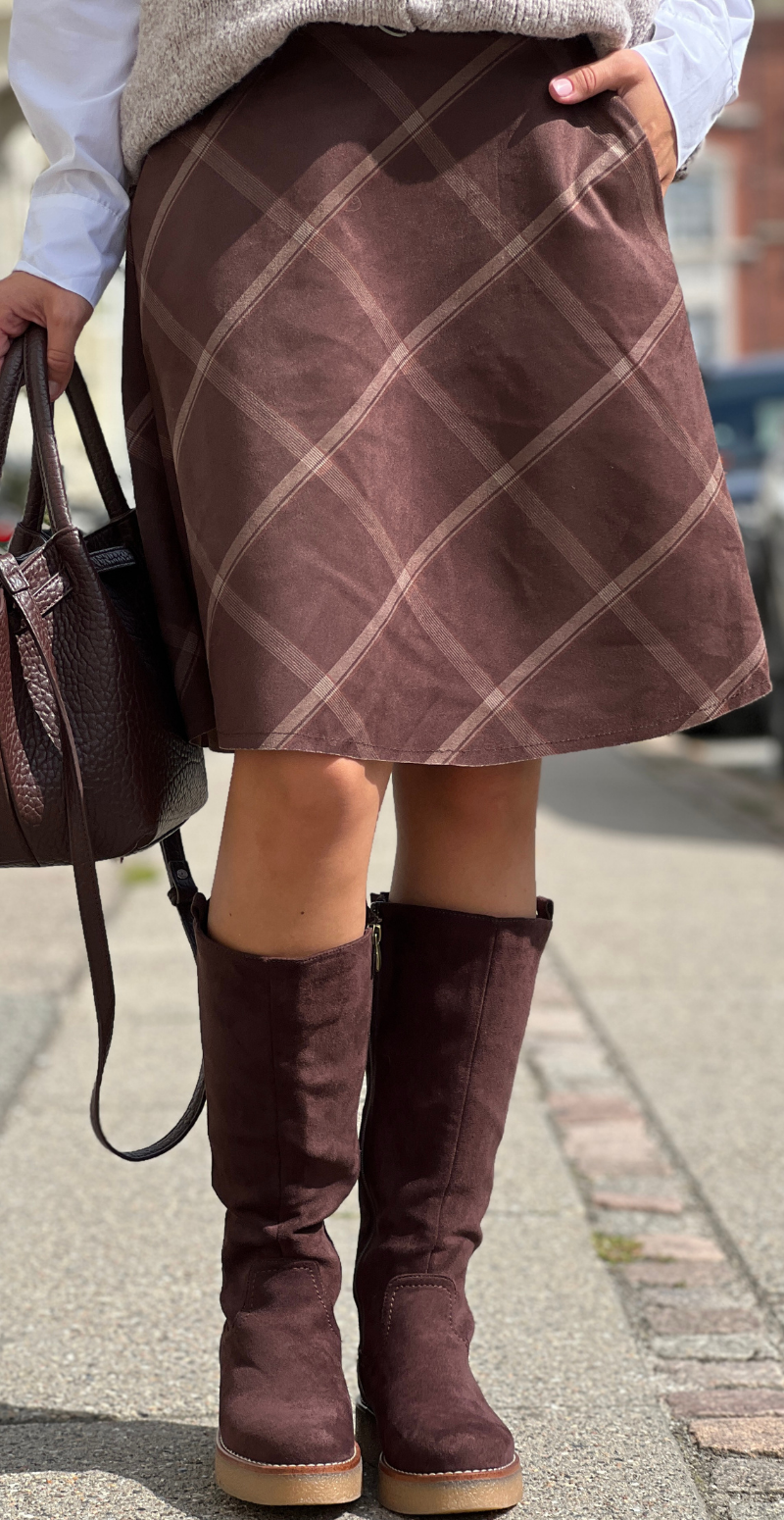Vicky kort ternet nederdel i ruskind med skrålommer dark brown LikeLondon