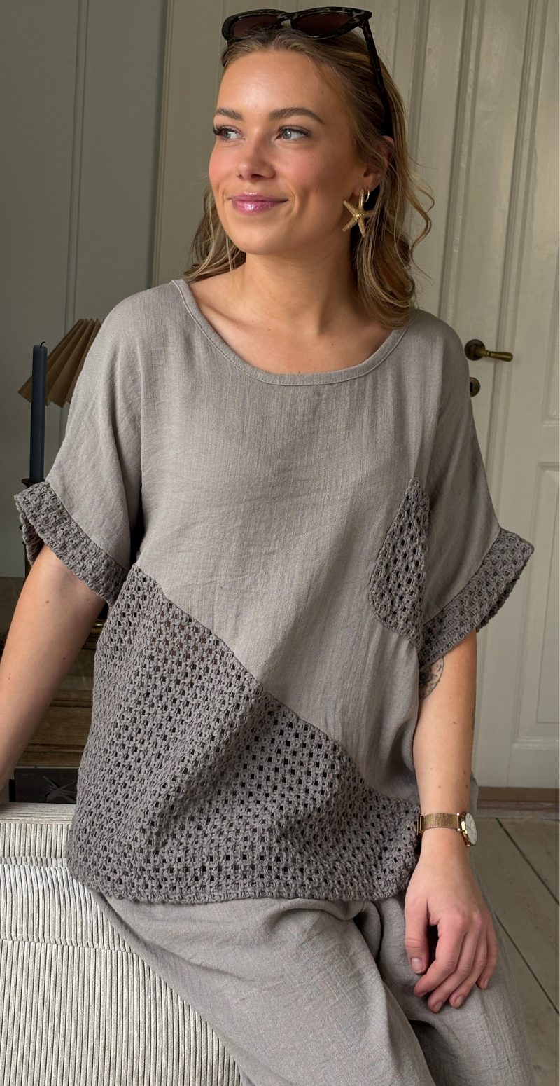 Gladys bluse med kort ærme og hæklede detaljer fango LikeLondon