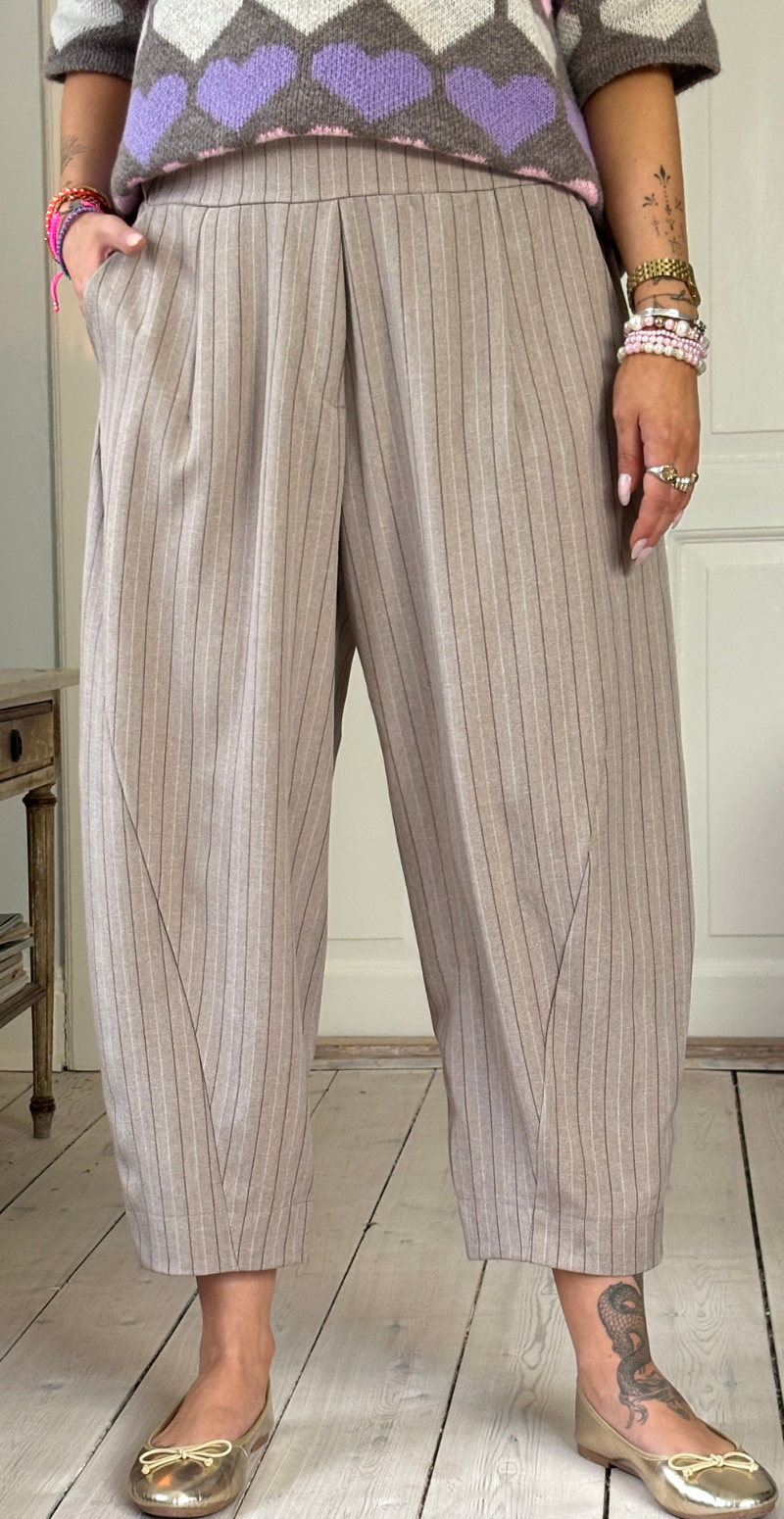 Cleo nålestribet buks i barrel-fit fango LikeLondon