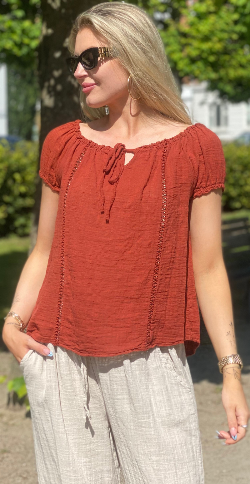 Karin bluse med korte ærmer, bindebånd og hæklede detaljer rust LikeLondon