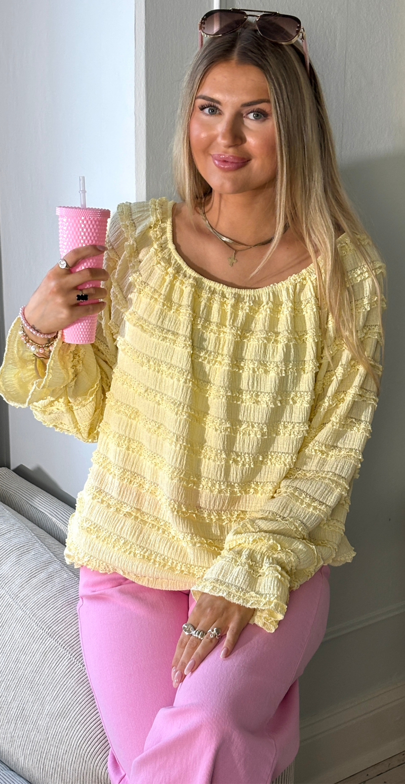 Cosima bluse med bådudskæring og flæser gul LikeLondon