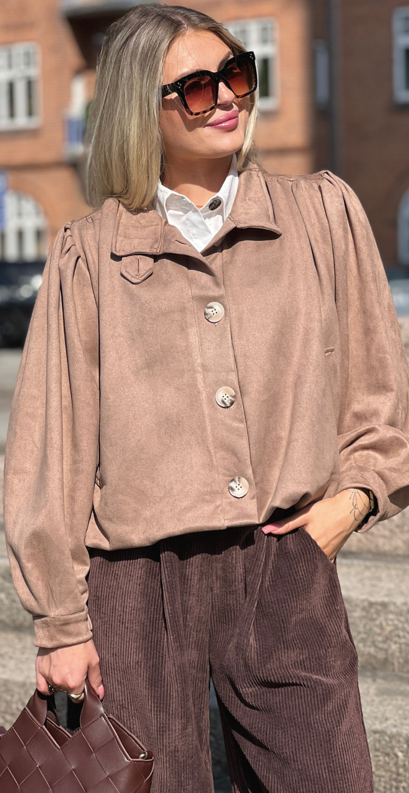 Mimmi kort jakke med hornknapper fango LikeLondon