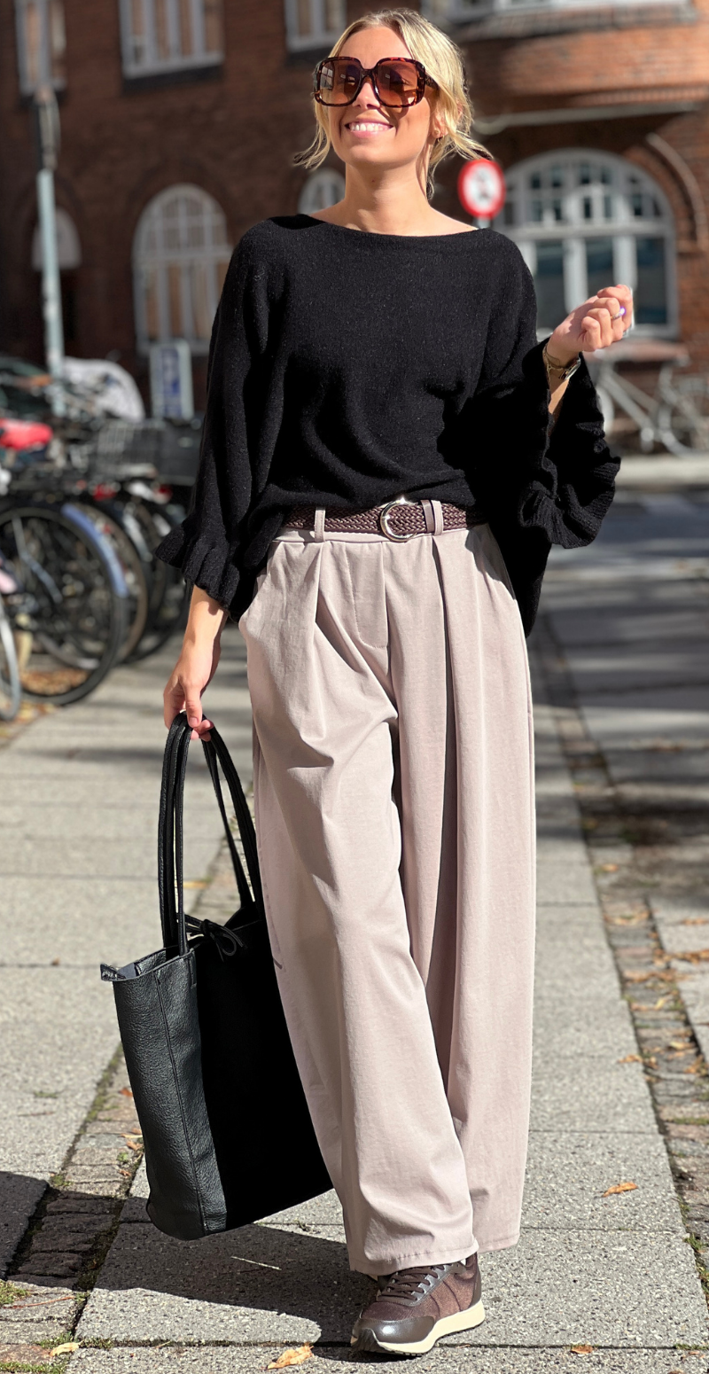 Louise strikbluse i baby alpaca med flæsedetaljer og 3/4 ærmer sort LikeLondon