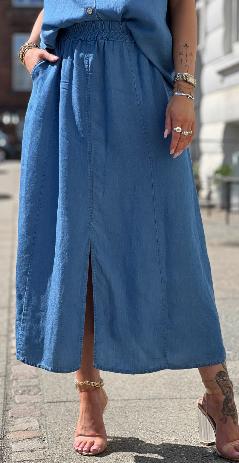 Andrea denimnederdel med skrålommer og slids foran medium jeans LikeLondon