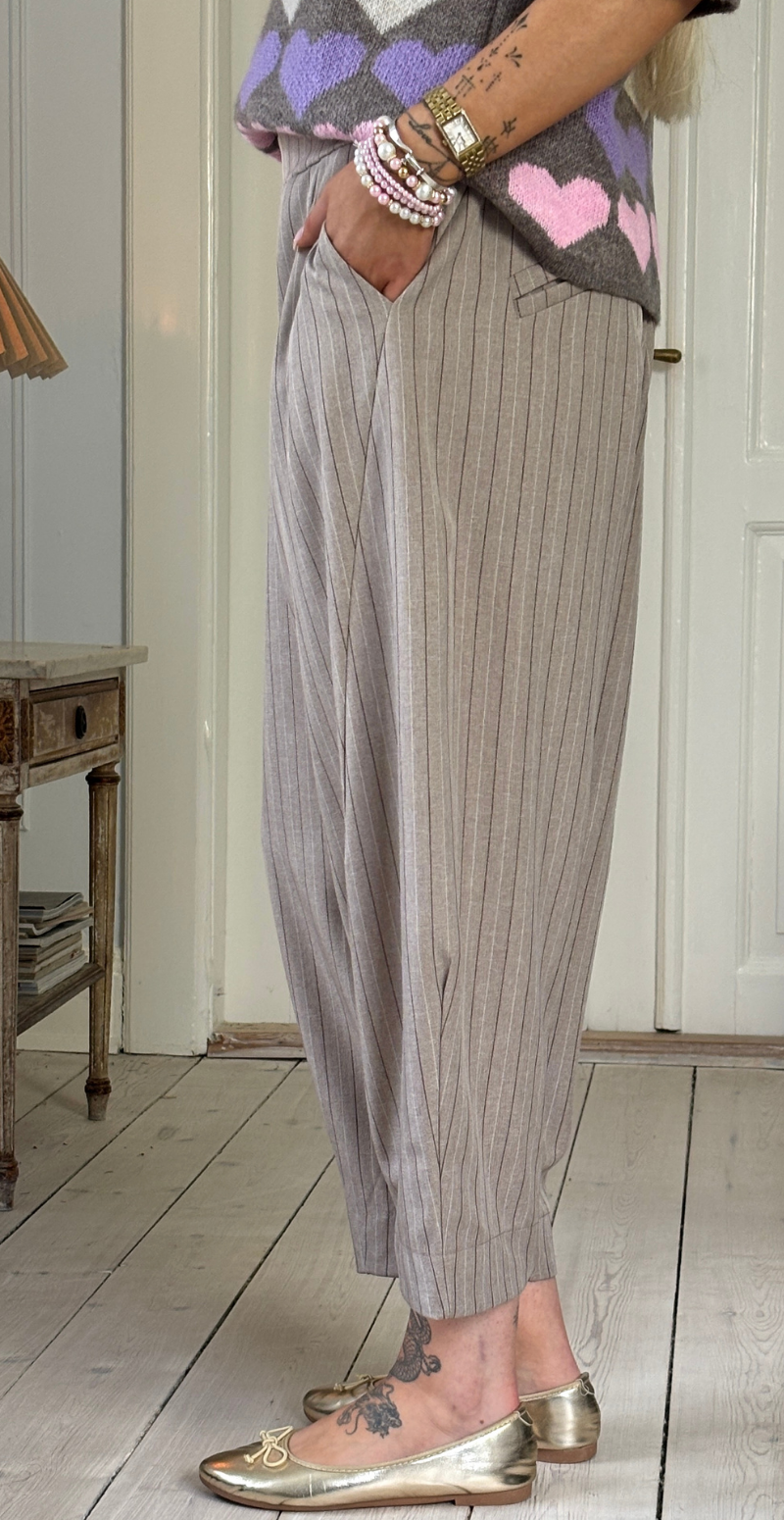 Cleo nålestribet buks i barrel-fit fango LikeLondon