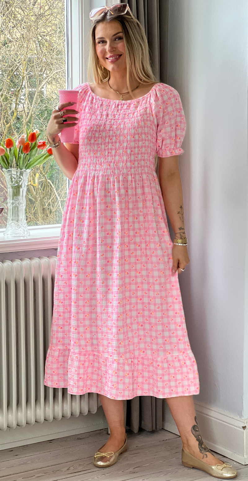 Olga ternet kjole med små blomster og smock pink LikeLondon