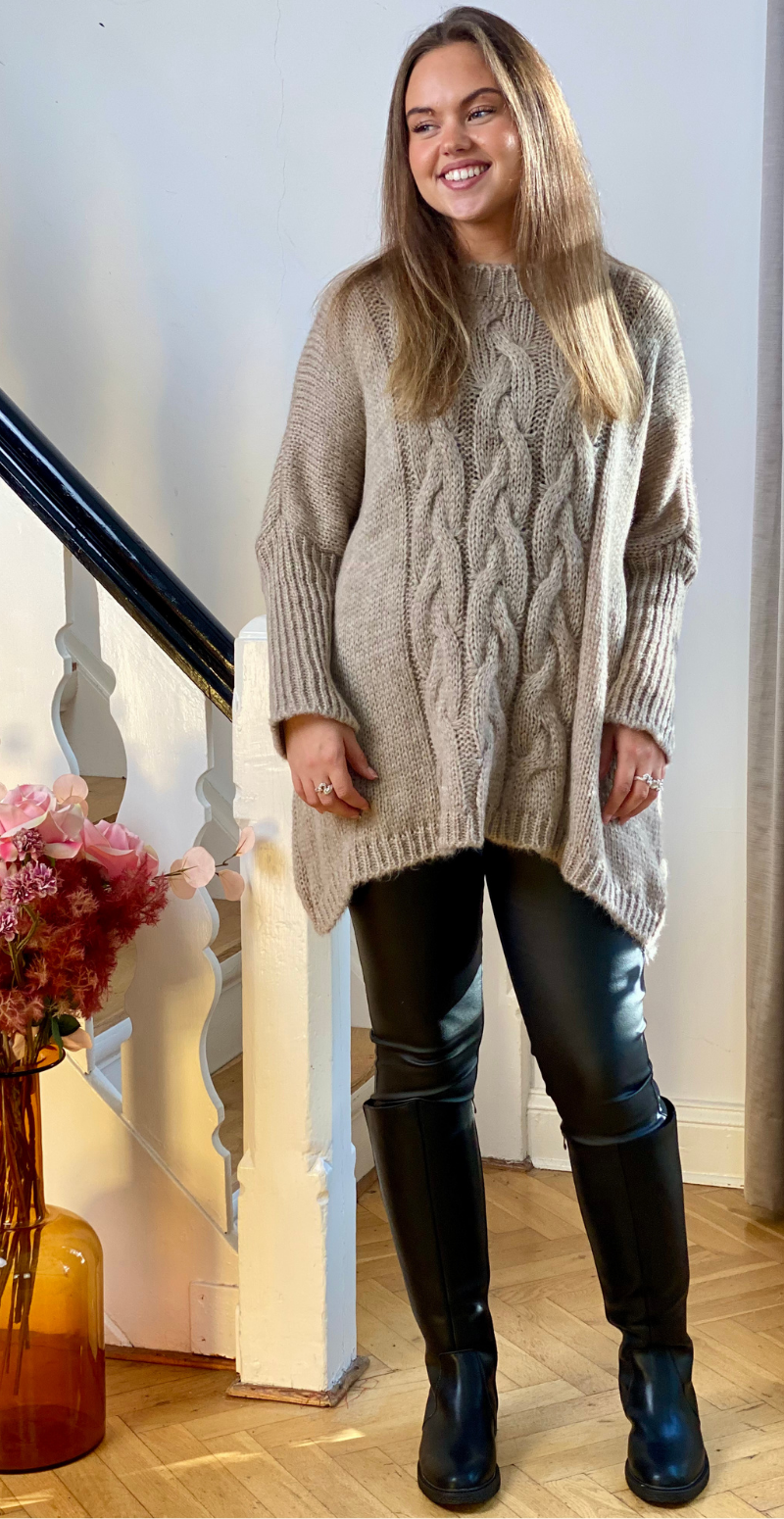 Daphne strik med kabelmønster og ribærme camel LikeLondon
