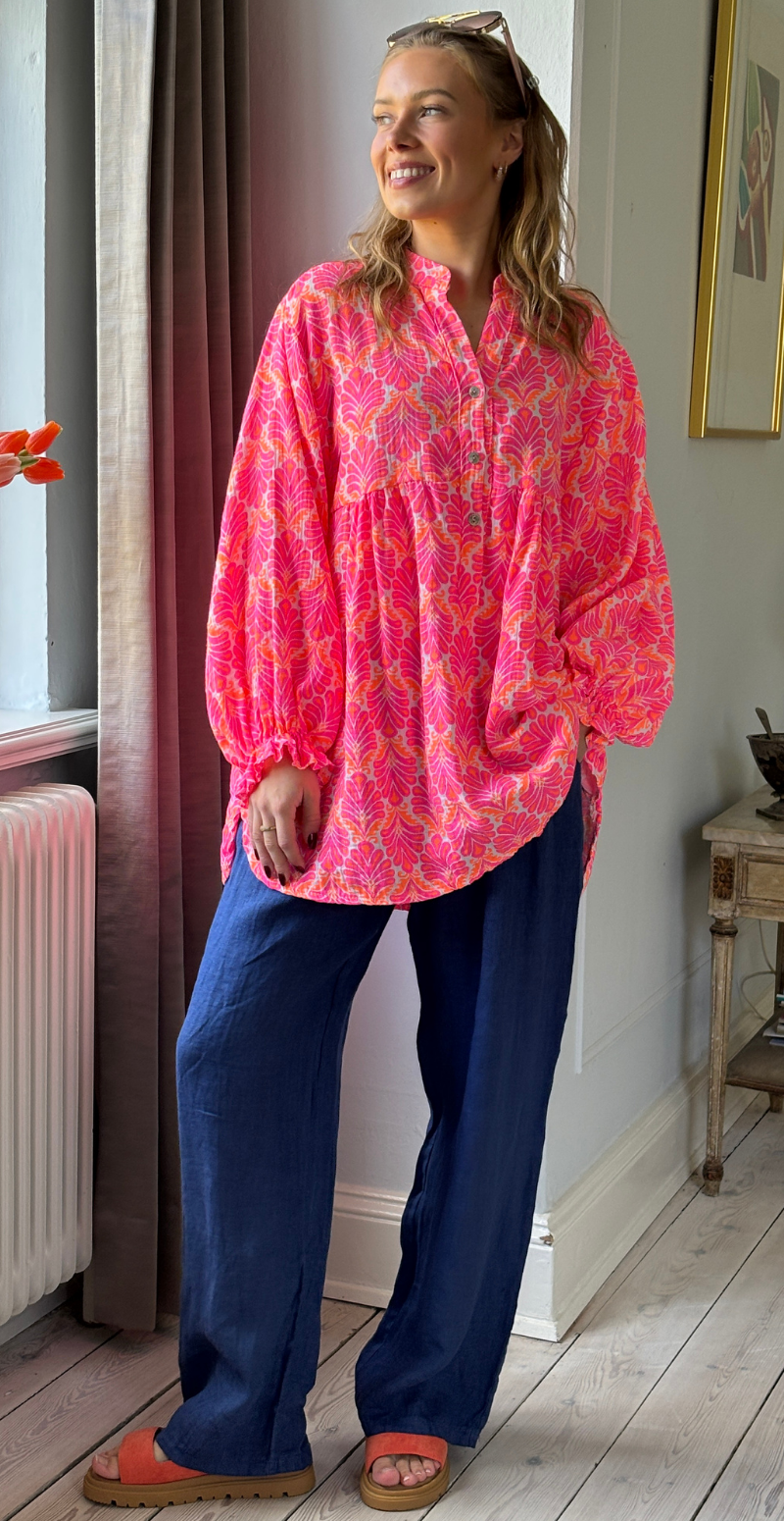 Frida mønstret bluse i musselin med vidde og overskæring pink/orange LikeLondon