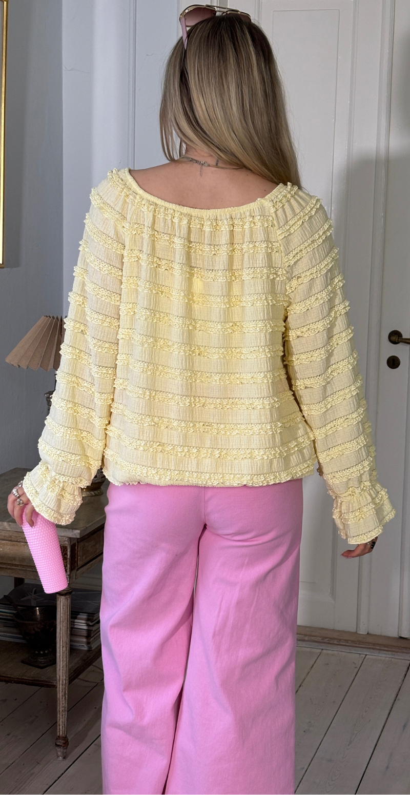 Cosima bluse med bådudskæring og flæser gul LikeLondon