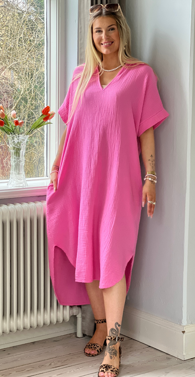 Dagmar kjole i musselin fuxia LikeLondon