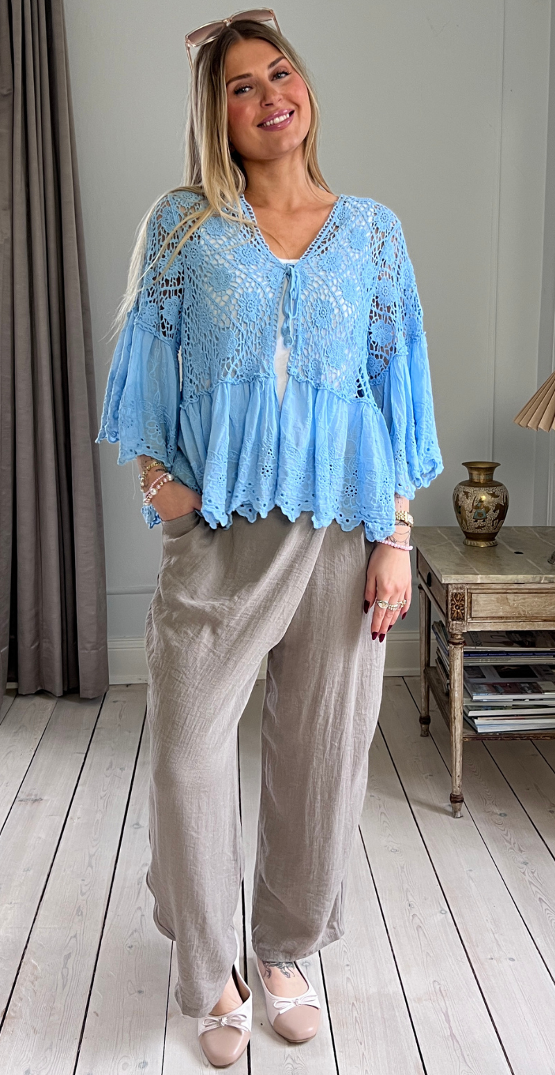 Carma hæklet bluse med blonder og bindelukning sky LikeLondon