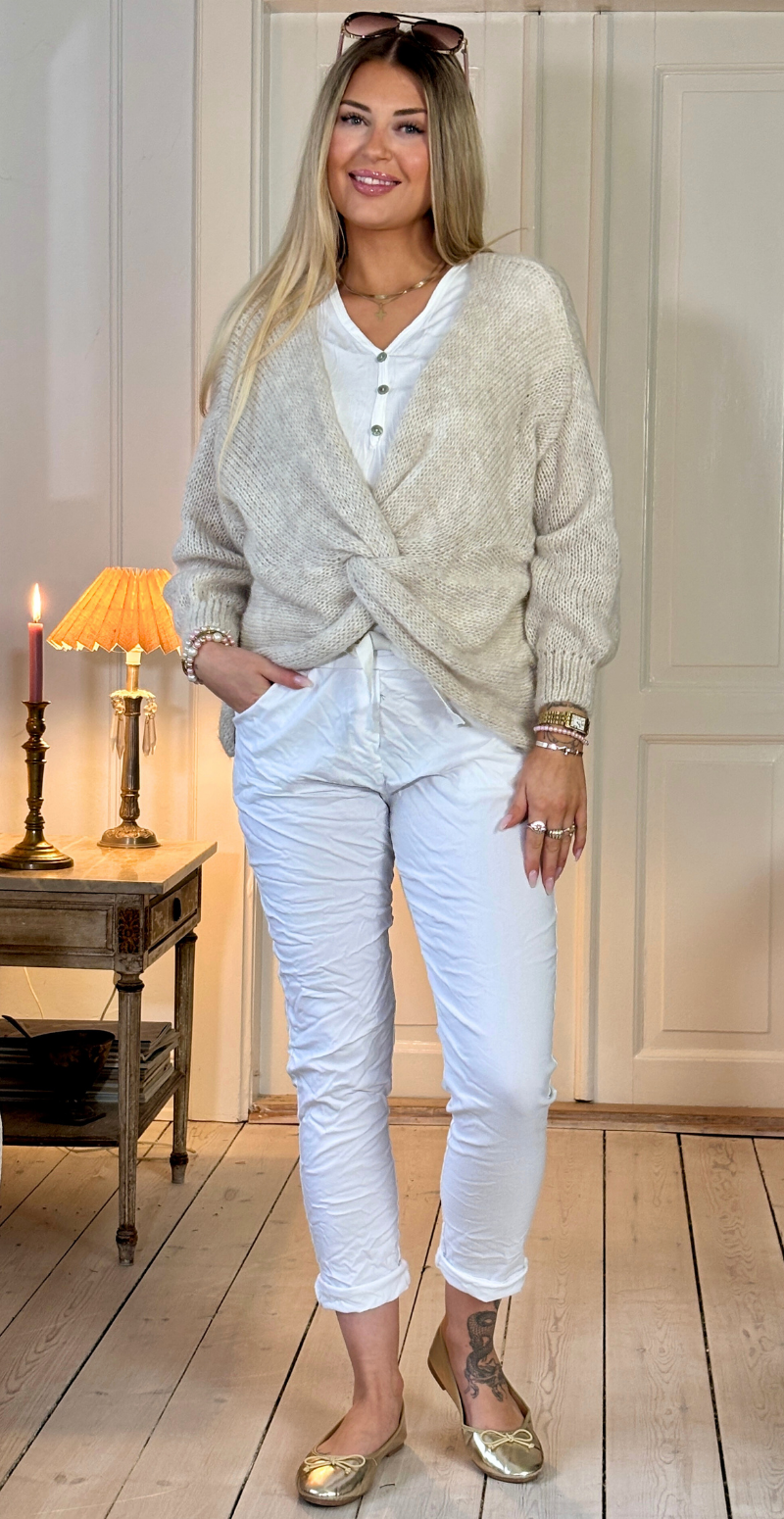 Zinka strik med lange ærmer og knude foran beige LikeLondon