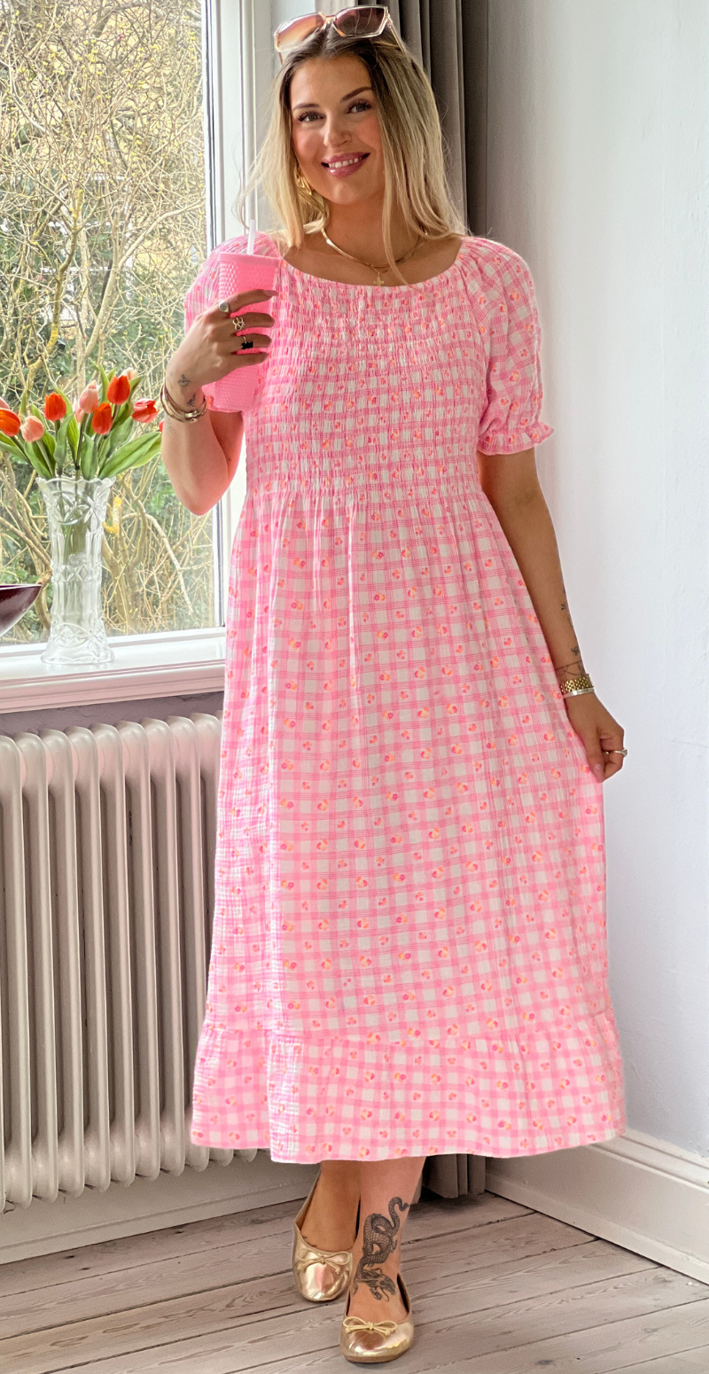 Olga ternet kjole med små blomster og smock pink LikeLondon