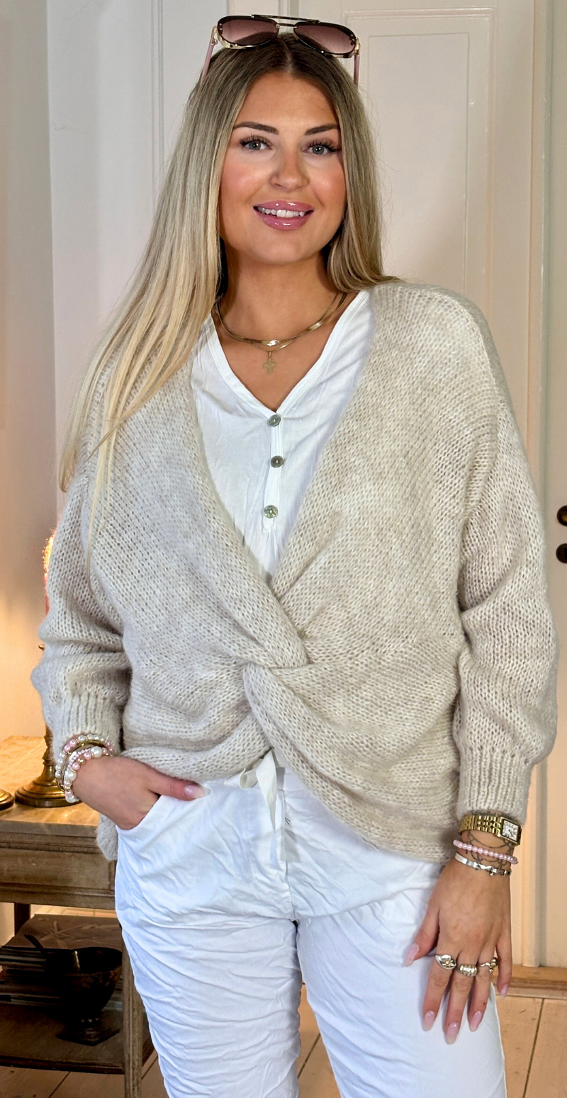 Zinka strik med lange ærmer og knude foran beige LikeLondon