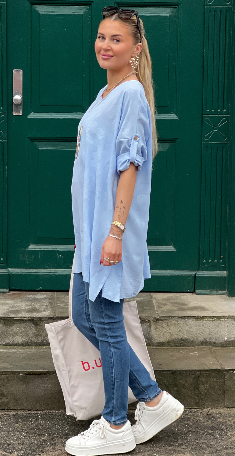 Amanda tunika med præget mønster og halskæde celeste LikeLondon