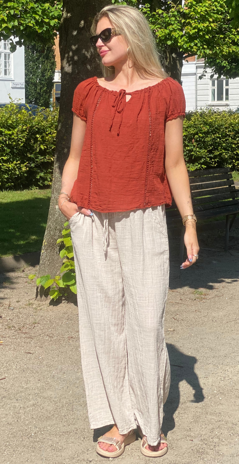 Karin bluse med korte ærmer, bindebånd og hæklede detaljer rust LikeLondon
