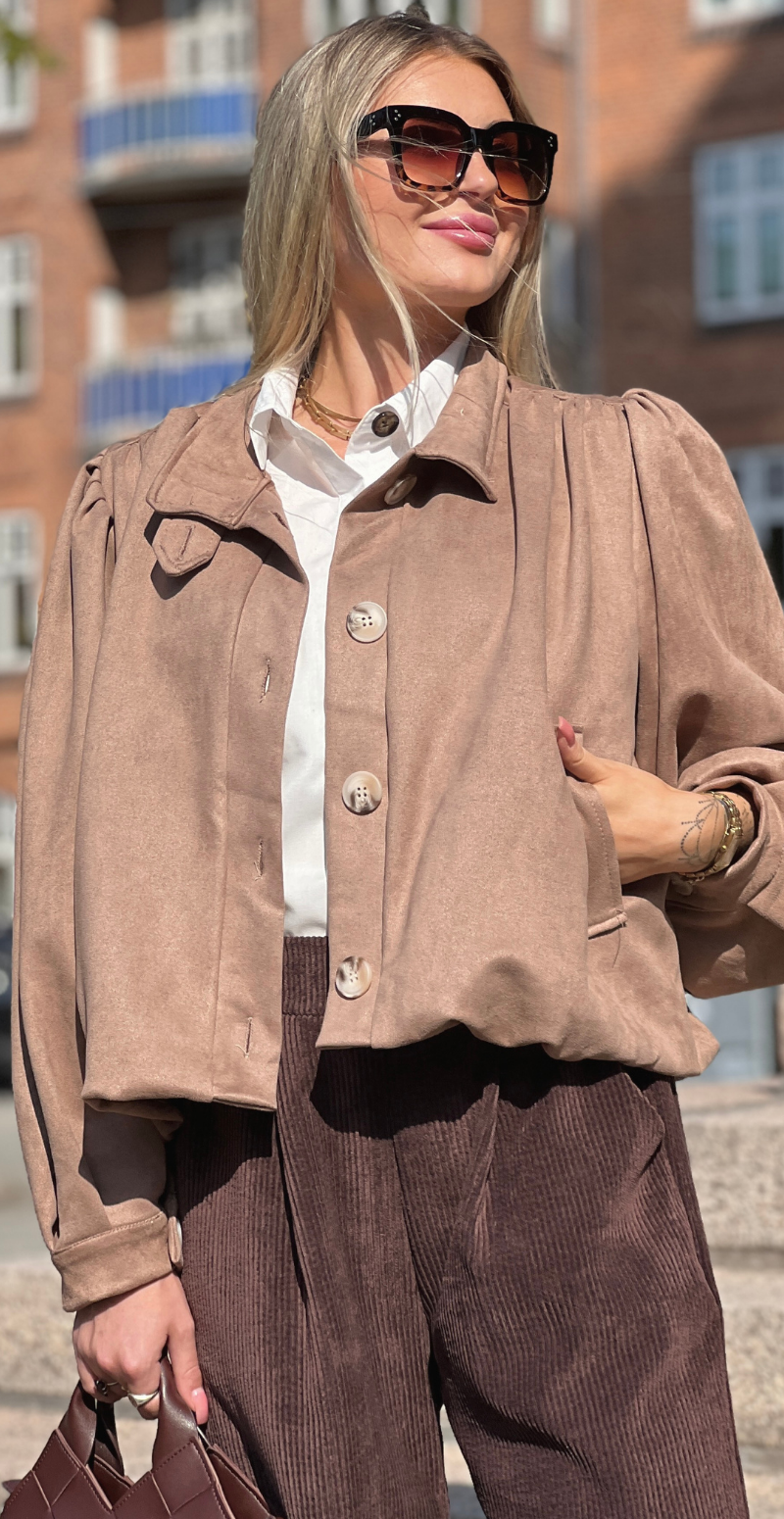 Mimmi kort jakke med hornknapper fango LikeLondon