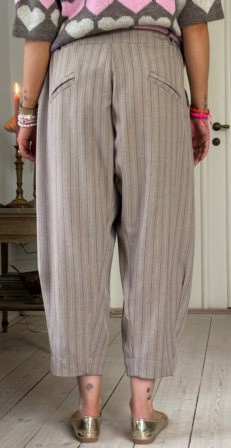 Cleo nålestribet buks i barrel-fit fango LikeLondon