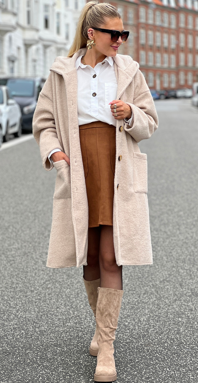 Tori jakke med hætte, lommer og knapper beige LikeLondon