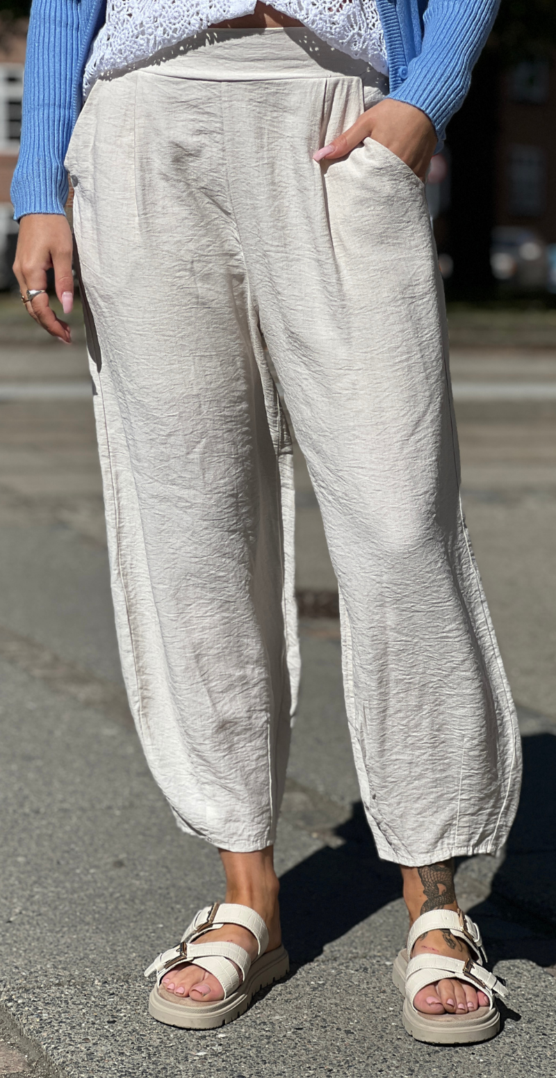 Forudbestil uge 29 Alana bukser med skrålommer og barrel-fit beige LikeLondon