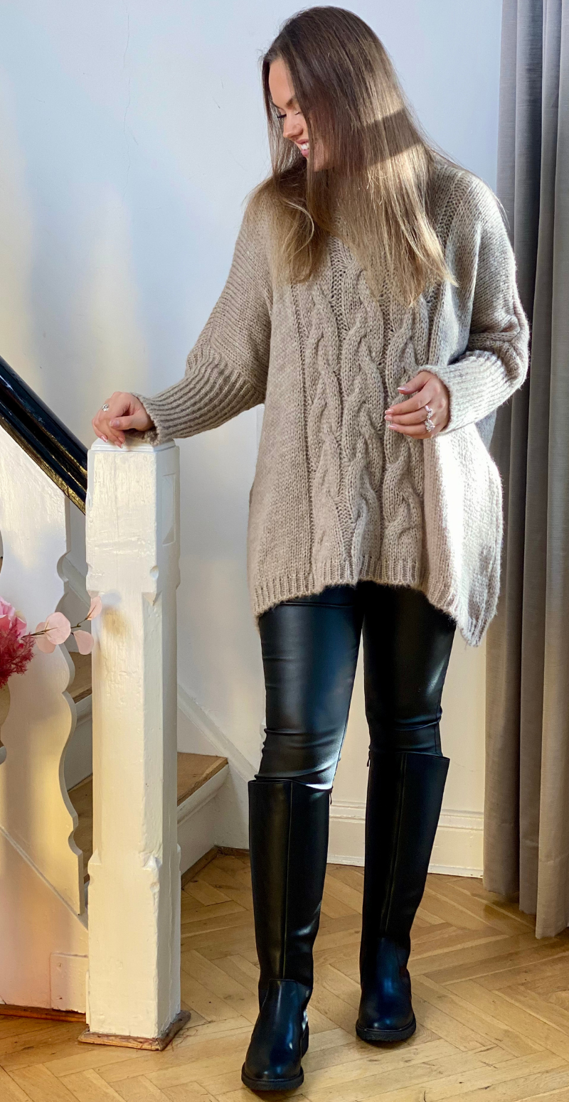 Daphne strik med kabelmønster og ribærme camel LikeLondon