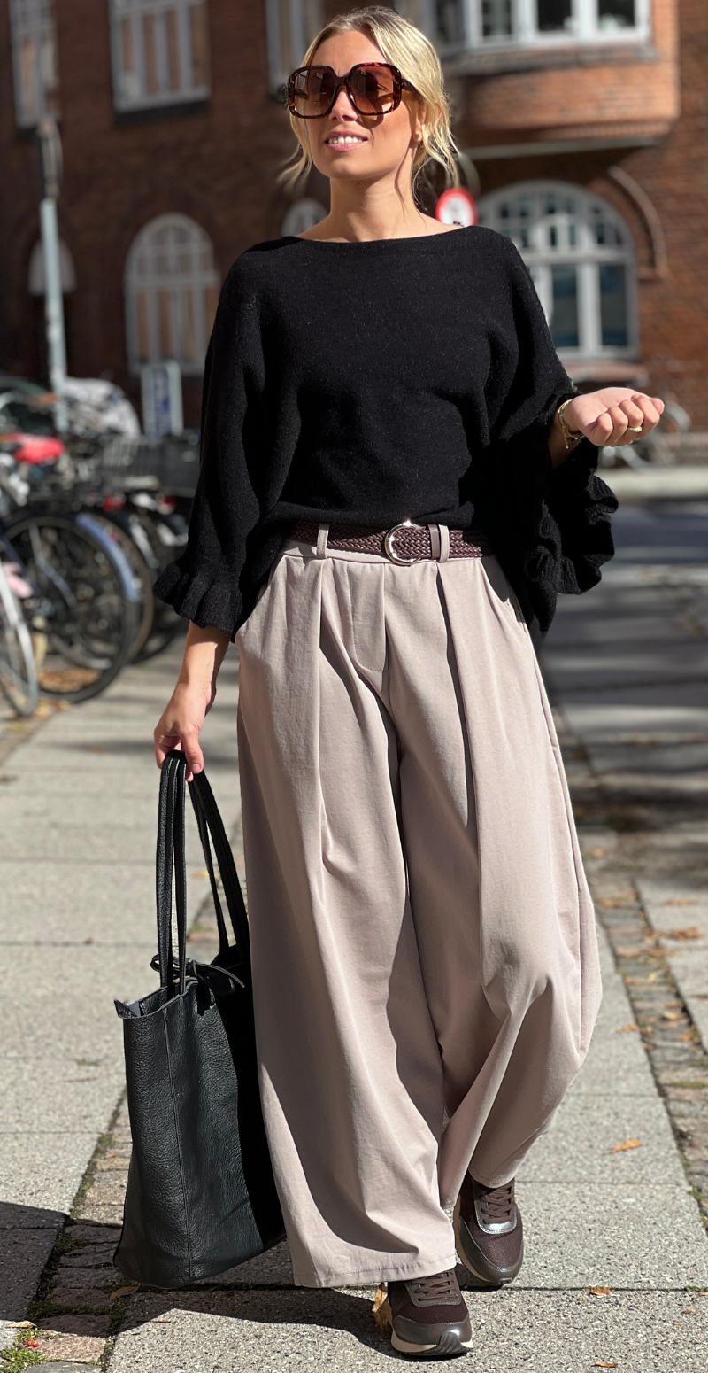 Louise strikbluse i baby alpaca med flæsedetaljer og 3/4 ærmer sort LikeLondon