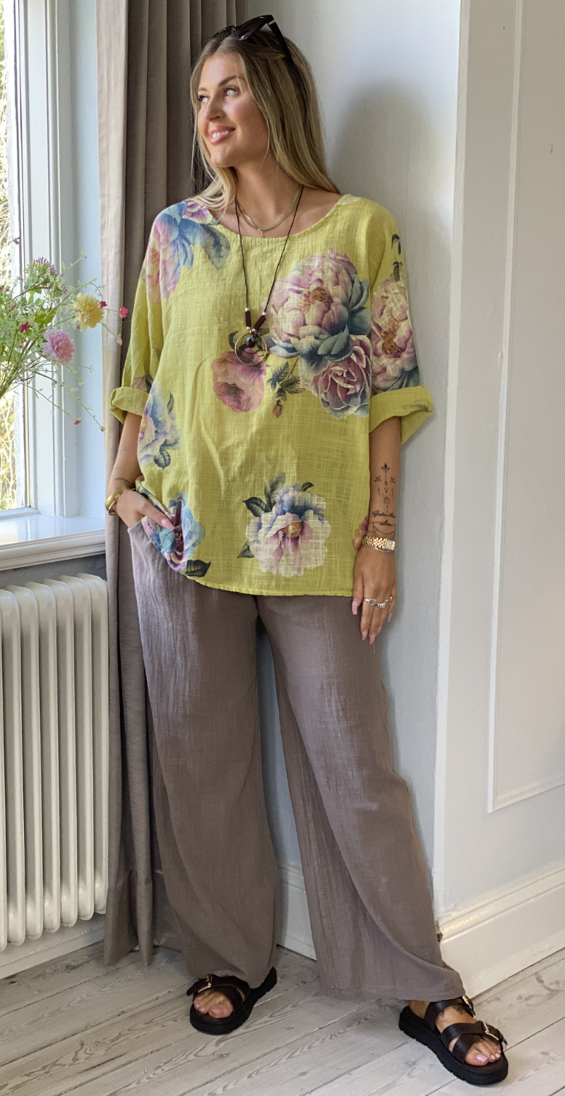 Feodora blomstret bluse med vidde og halskæde gul LikeLondon