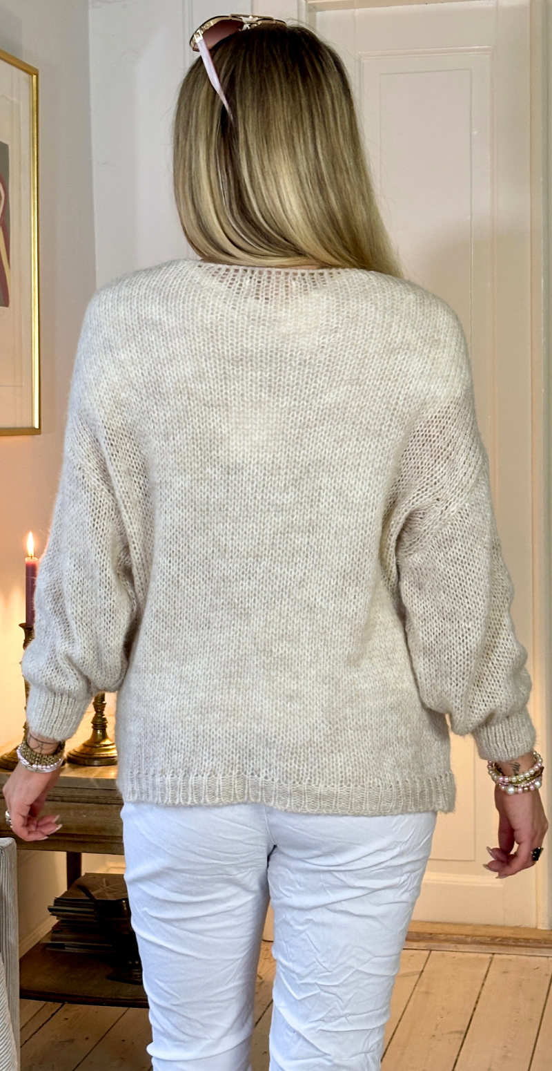 Zinka strik med lange ærmer og knude foran beige LikeLondon