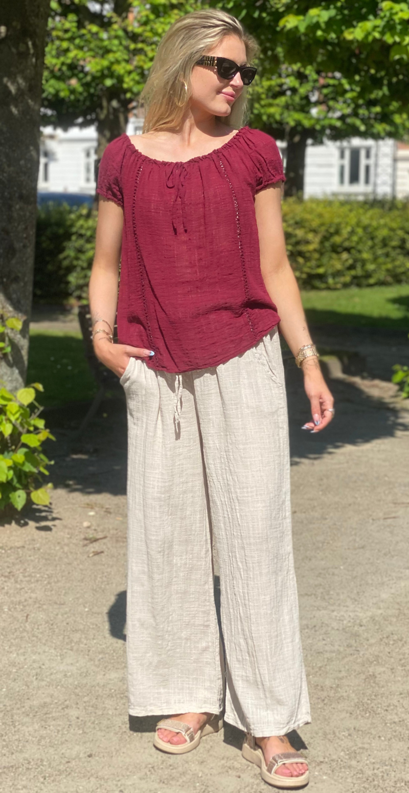 Karin bluse med korte ærmer, bindebånd og hæklede detaljer bordeaux LikeLondon