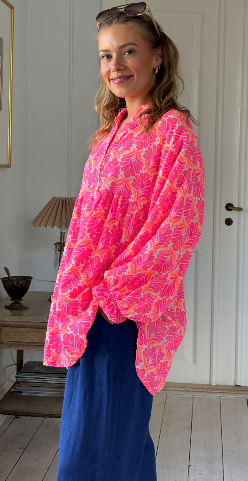 Frida mønstret bluse i musselin med vidde og overskæring pink/orange LikeLondon