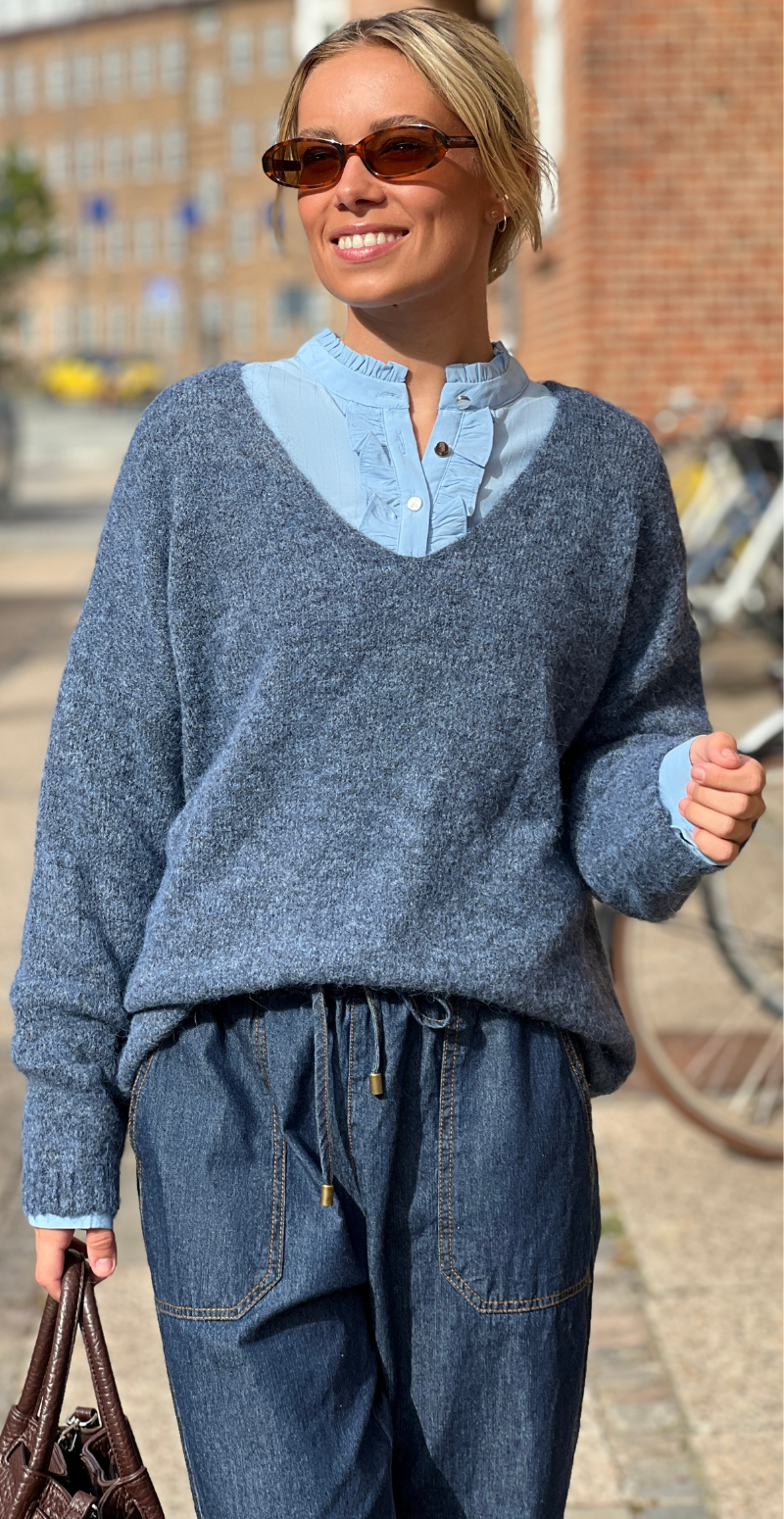 Sonja strik i uld med lange ærmer og v-hals jeans LikeLondon