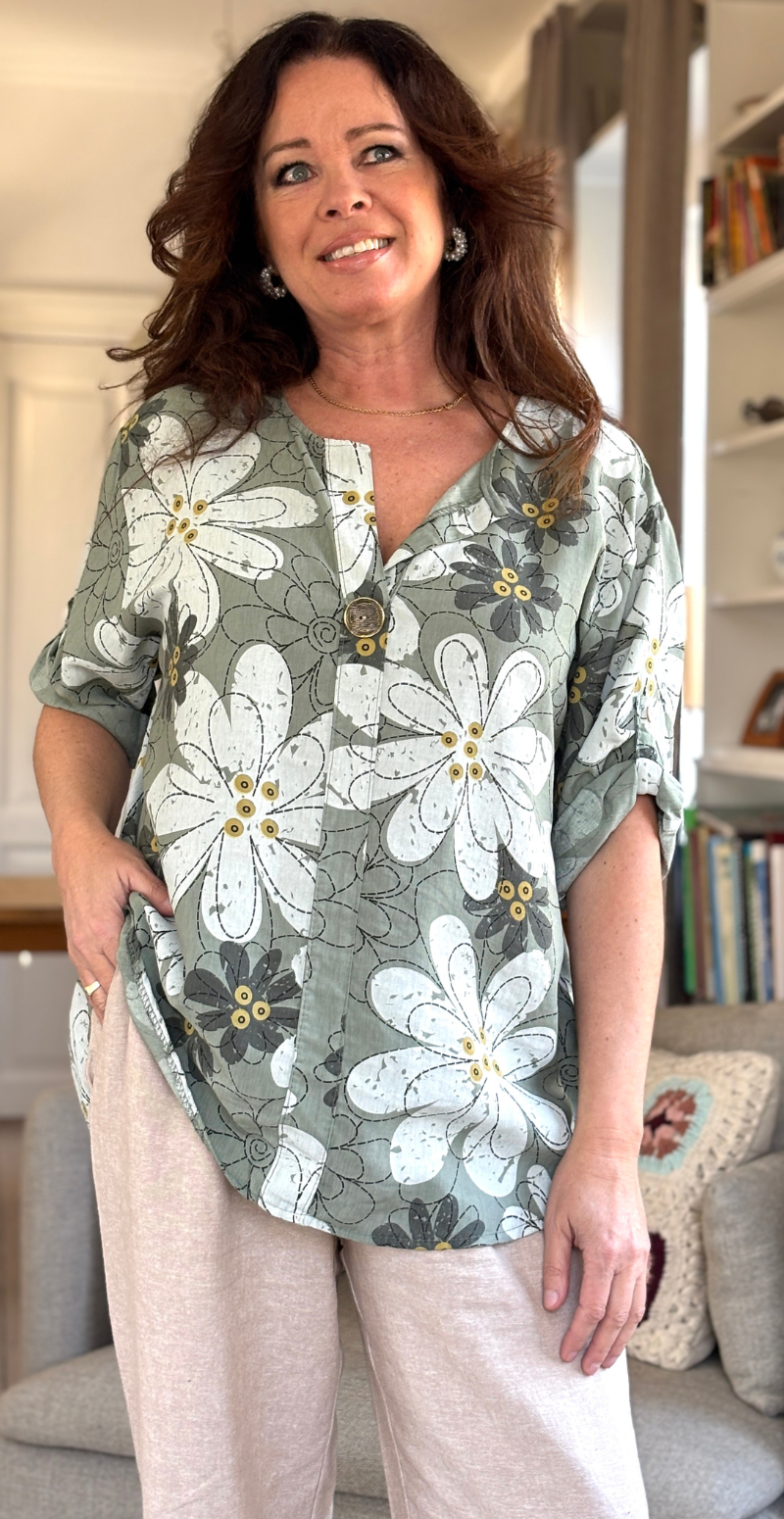 Laia bluse med blomsterprint og bronzeknap khaki LikeLondon