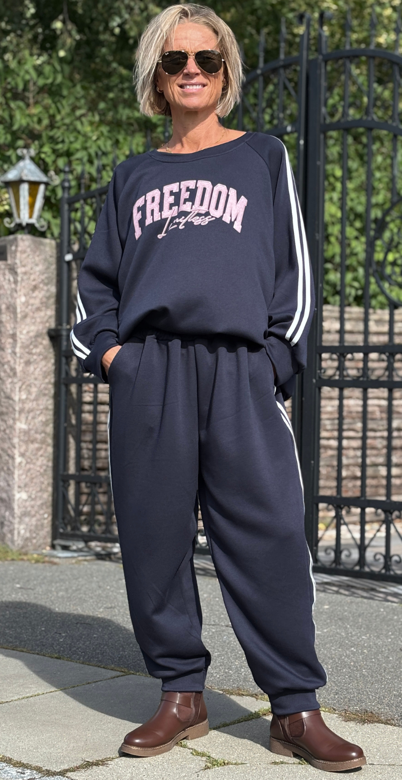 Noella sæt bluse og bukser med striber i siden og "freedom" navy LikeLondon
