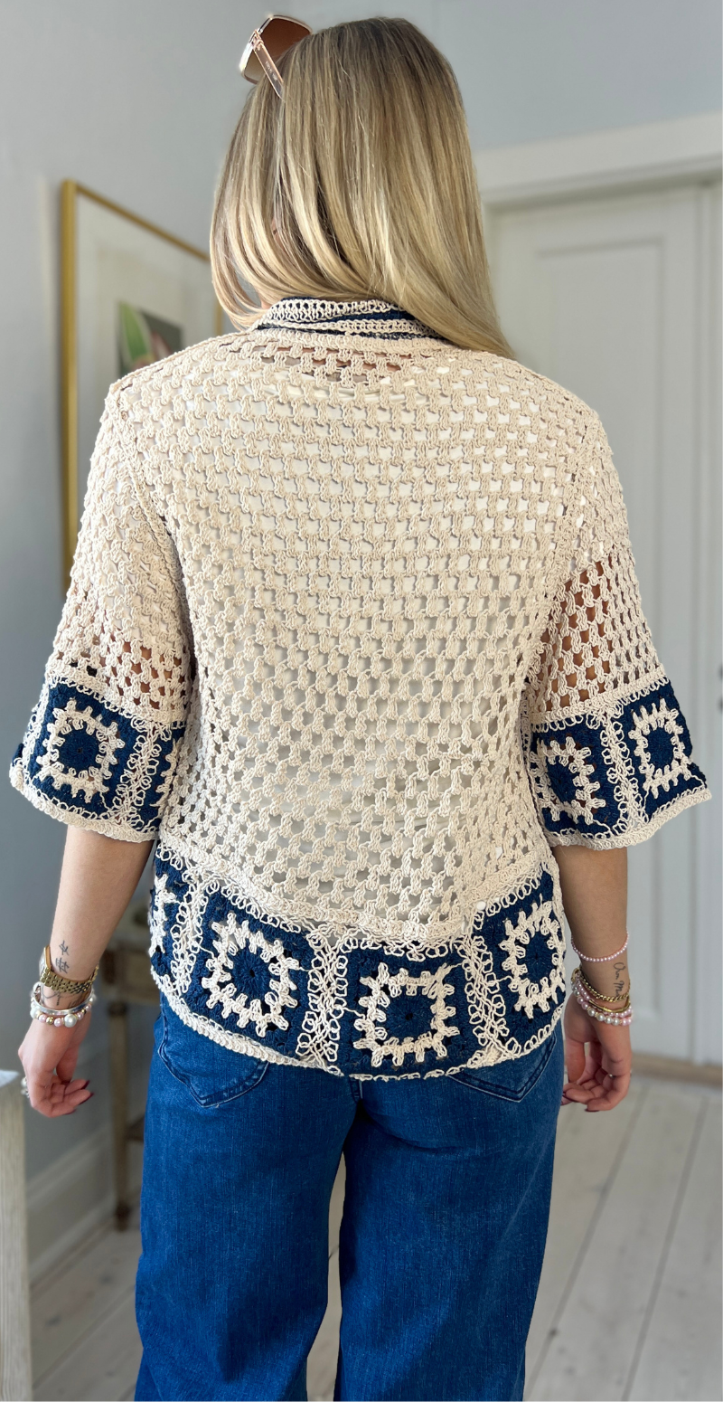 Essa kortærmet cardigan i crochet med krave beige/navy LikeLondon