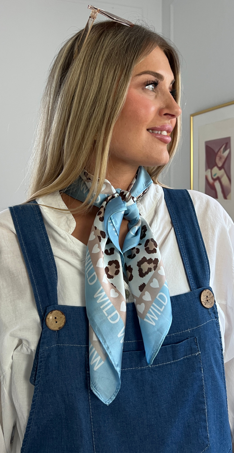 Tørklæde med "wild" og leopardprint lysblå LikeLondon