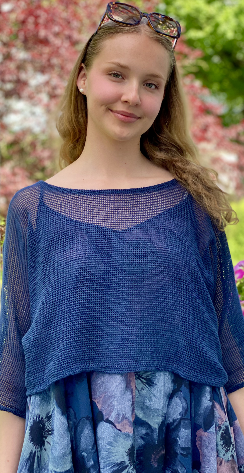 Ophelia kjole med blomsterprint og tynde stropper med tilhørende bluse navy LikeLondon