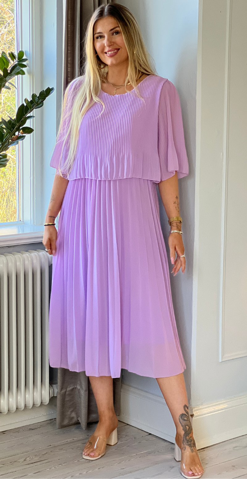 Carmen plisseret kjole med elastik i taljen lilla LikeLondon