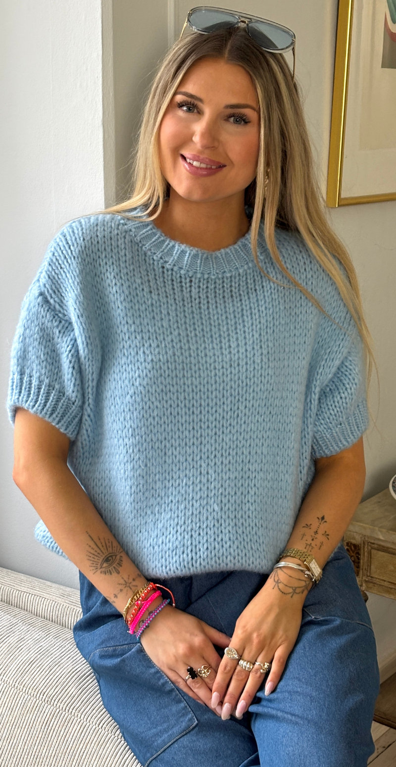 Ivana strik med korte ærmer og ribkanter sky LikeLondon