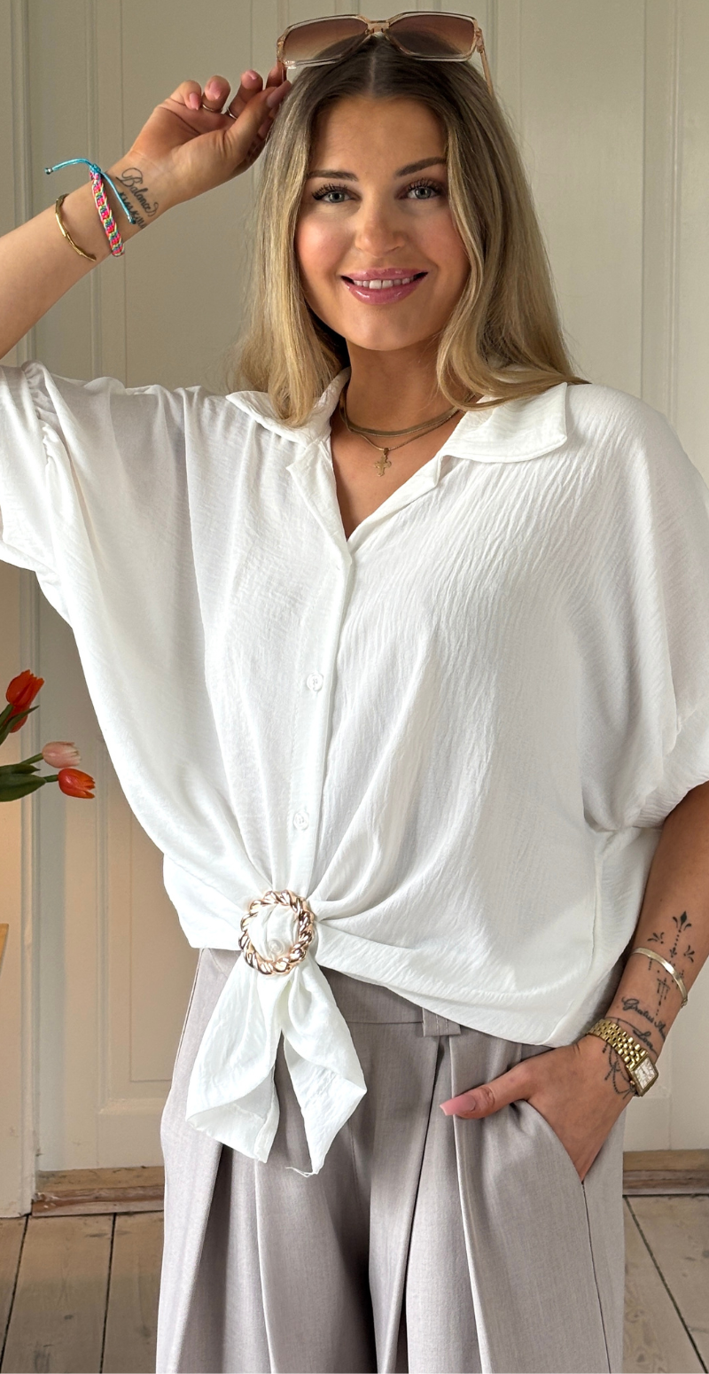 Barbara kortærmet skjortebluse med knudedetalje og spænde hvid LikeLondon