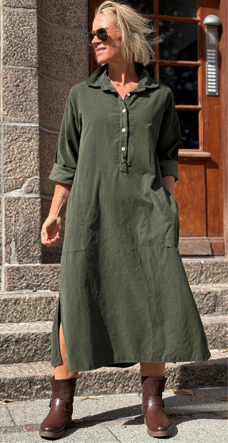 Maja fløjlskjole med stolpelukning og store lommer militare LikeLondon