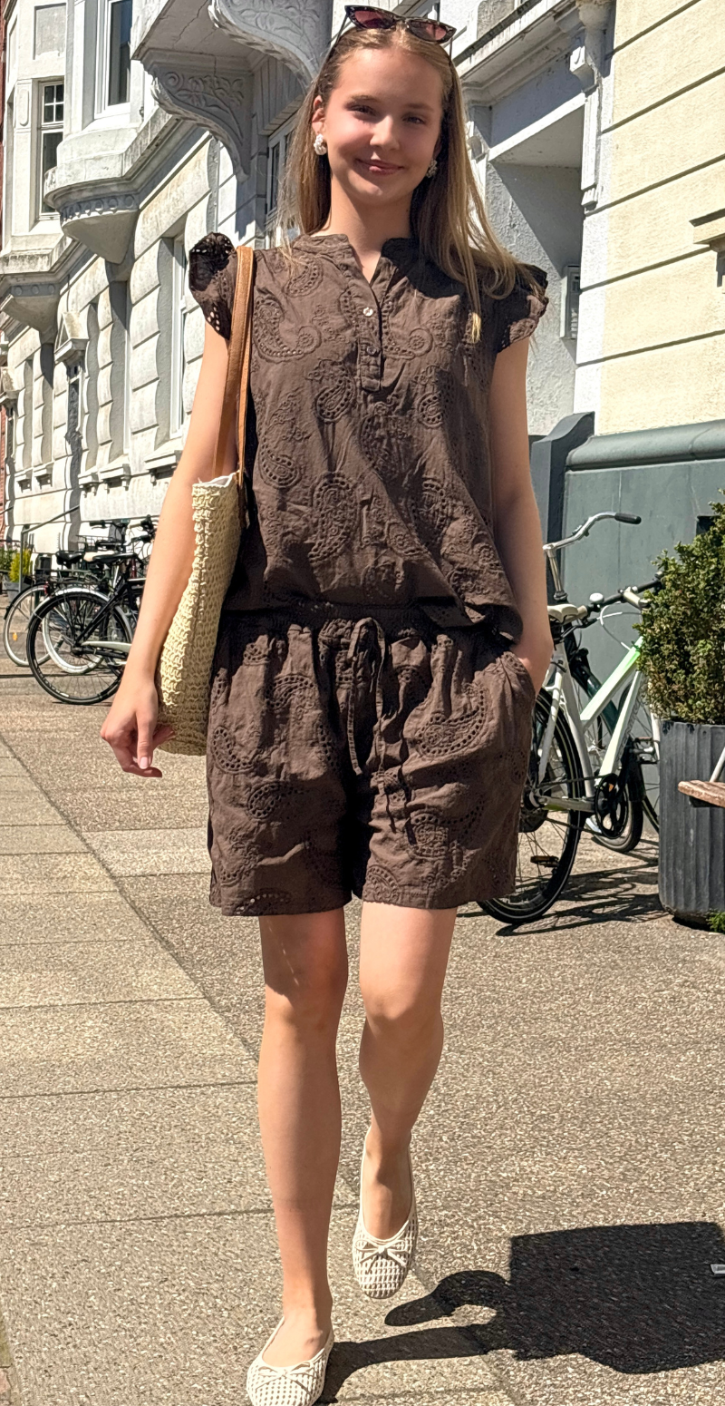 Isobel bluse med broderi anglaise og flæseærmer brun LikeLondon