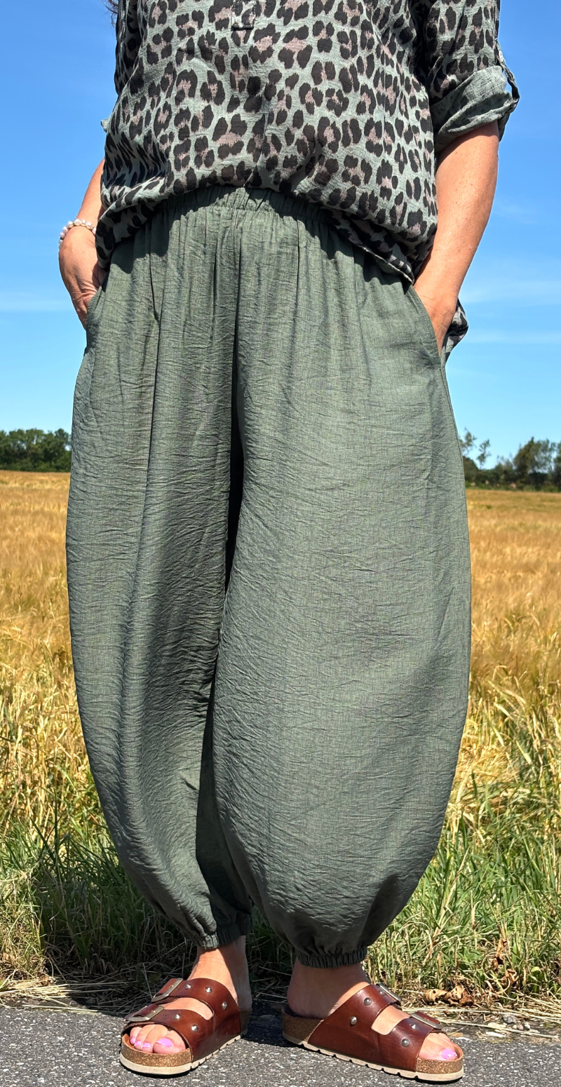 Evi ballonbukser med elastik i taljen og skrålommer khaki LikeLondon