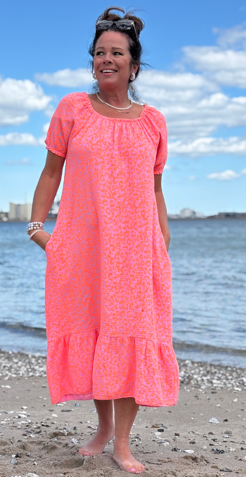 Karis lang kjole med peplum og leoprint orange LikeLondon