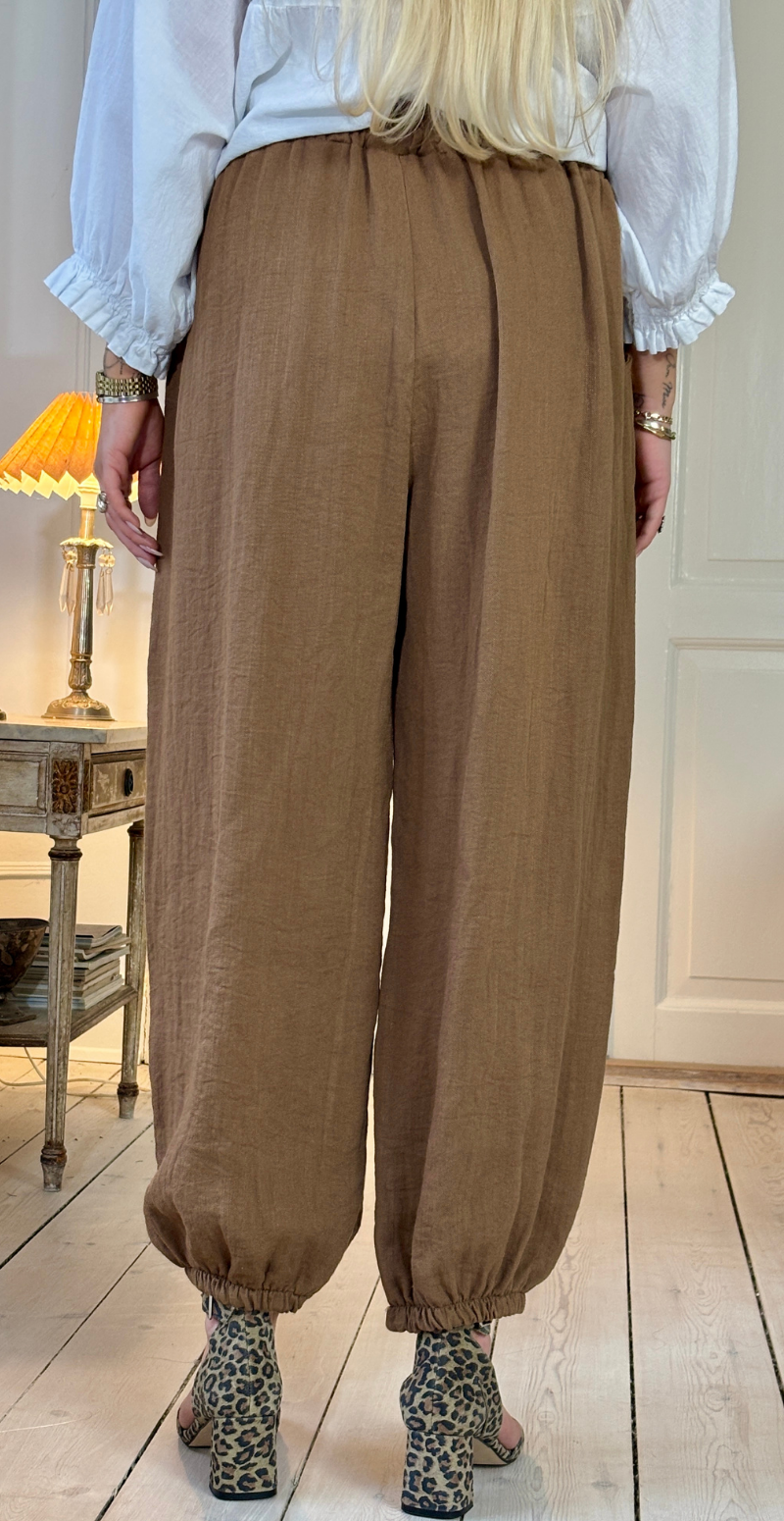 Marietta bukser med bindebånd i taljen og elastik i benene noce LikeLondon